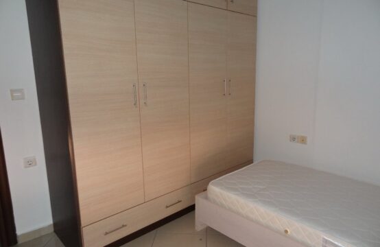 Γκαρσονιέρα πρόσοψης επιπλωμένη στην οδό Αντιοχείας.