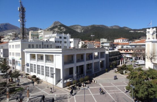 Επαγγελματικός χώρος 3ου ορόφου στην Κεντρική πλατεία.