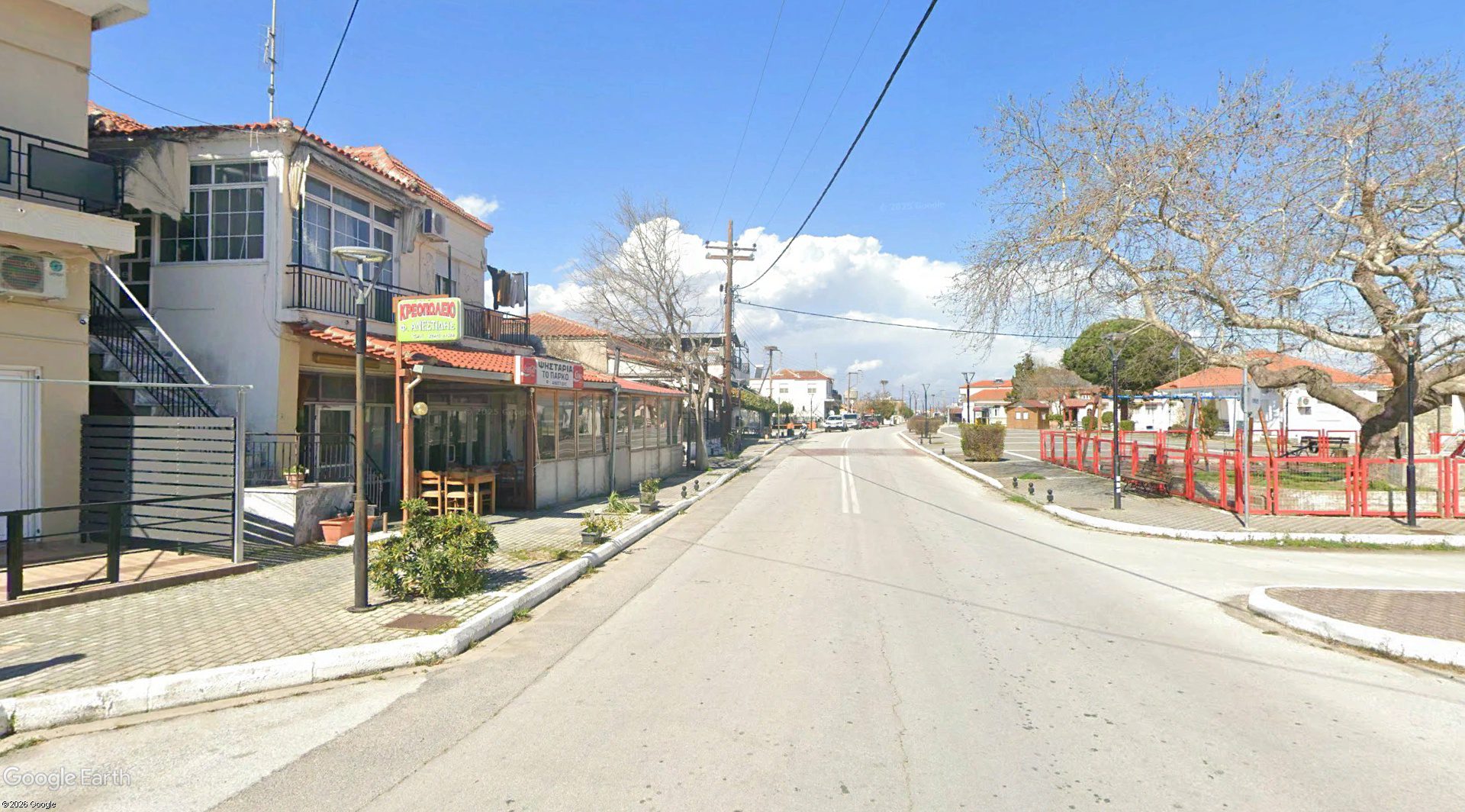 Επενδυτικό ακίνητο με δύο ισόγεια καταστήματα και μια κατοικία.