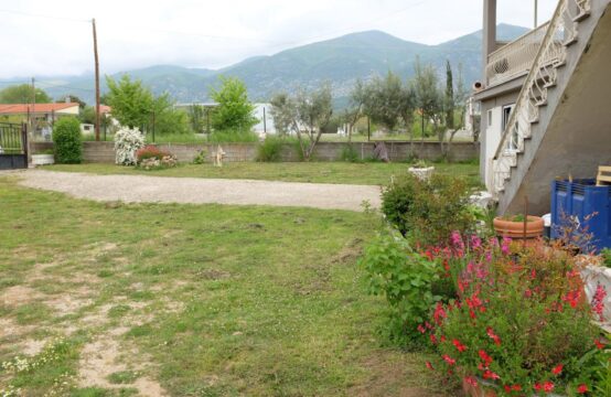 Μονοκατοικία με αυλή.